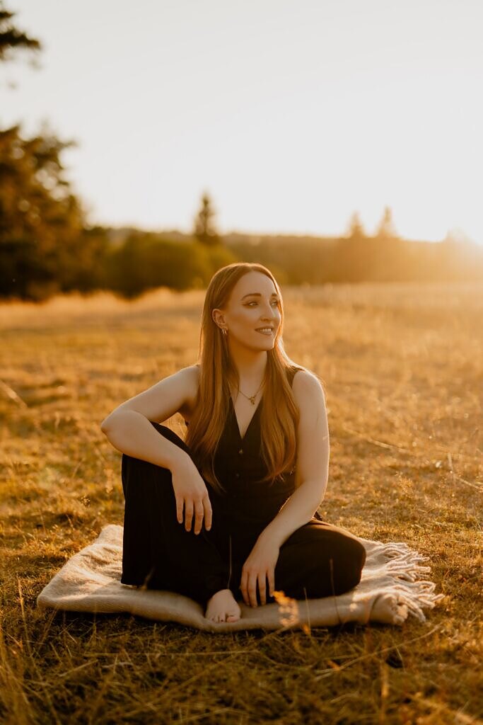 laureen-reitter-1-1-coaching-online-sitzend-decke-hochformat