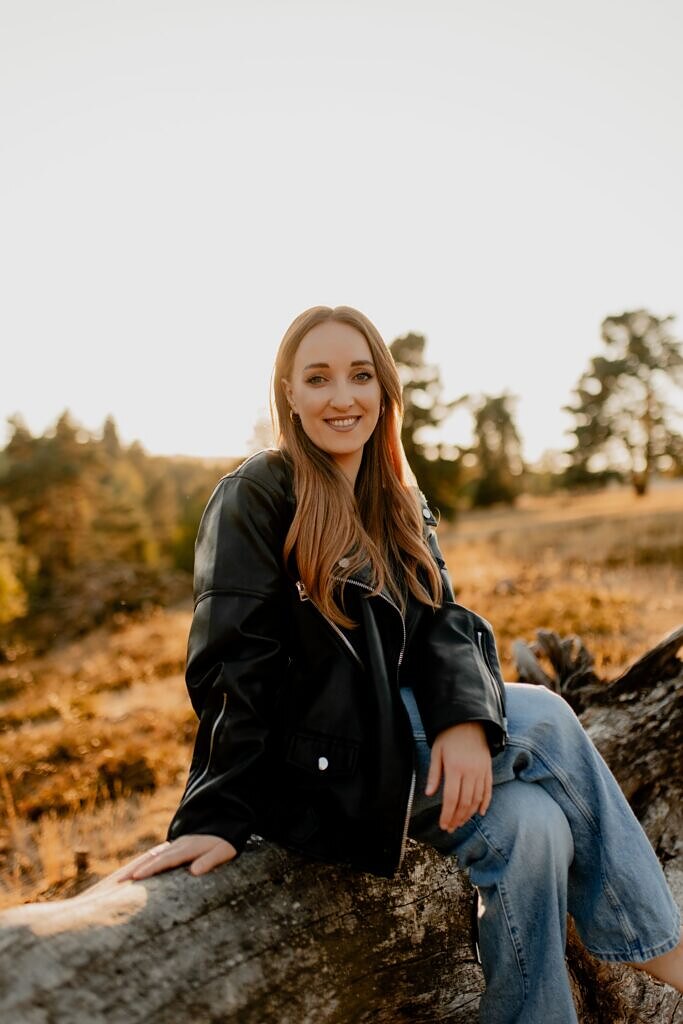 laureen-reitter-bei-sich-ankommen-baumstamm-hochformat