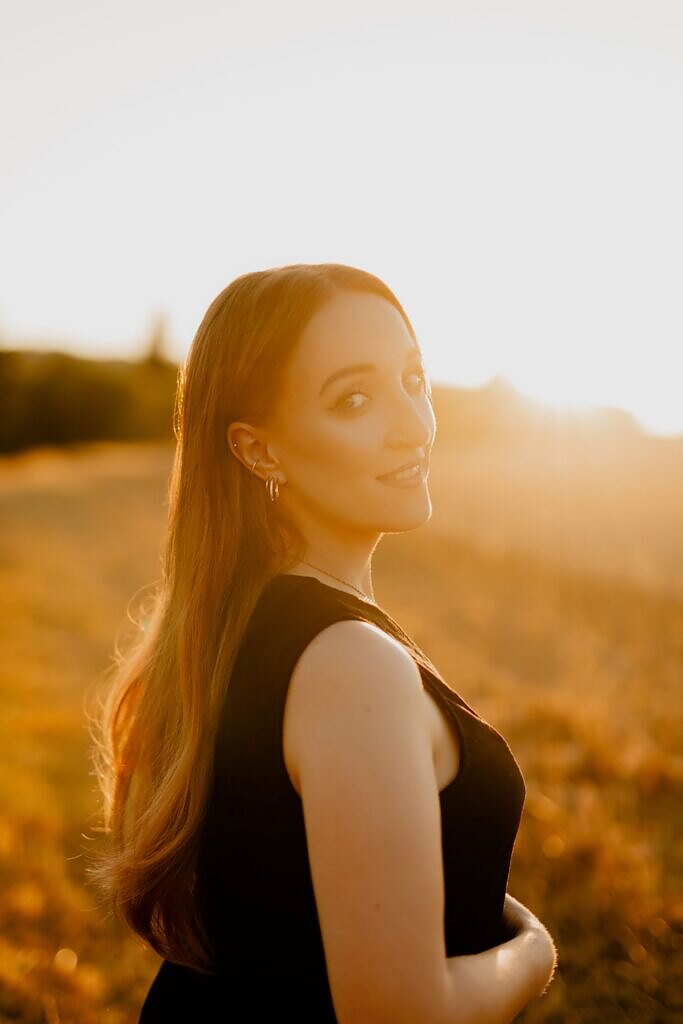 laureen-reitter-coach-portrait-seitlich-sonnenuntergang