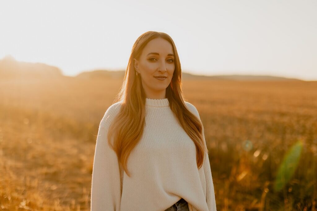laureen-reitter-coaching-fuer-frauen-portrait-feld-querformat