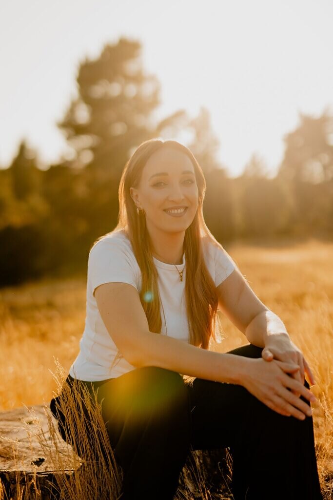 laureen-reitter-coaching-fuer-frauen-sitzend-baumstamm