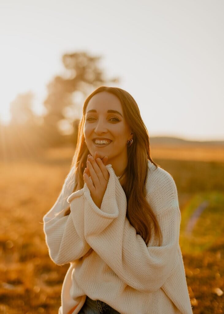 laureen-reitter-life-coach-lachend-strickpullover